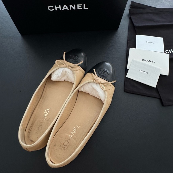 CHANEL beige and black ballerinas - Picture 2 of 11